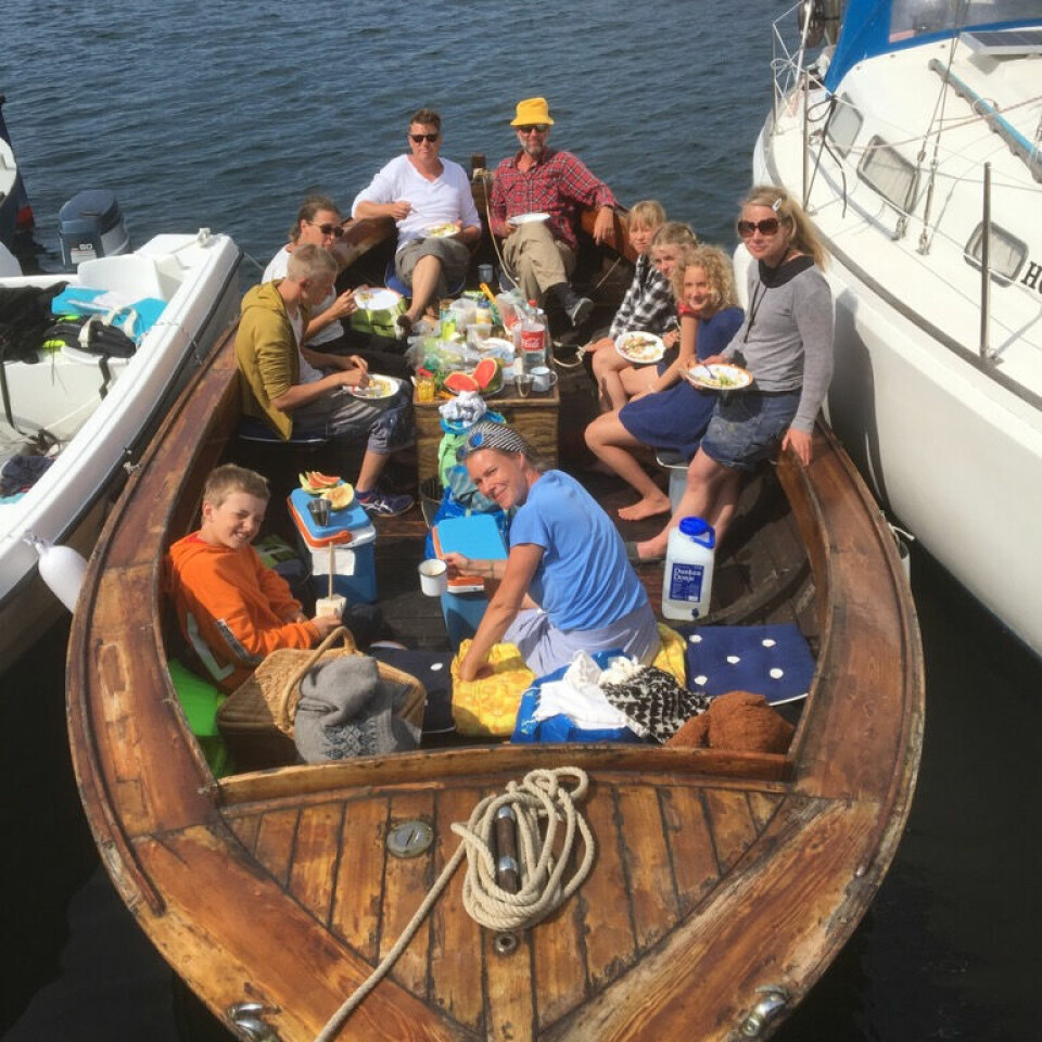 Susanna og familien har sin «stuga» i Bohuslän, hvor de er så ofte de kan. – Mye av livet der kretser rundt hav og båtliv med venner og familie. Her er vi på utflukt til Bassholmen, forteller hun.