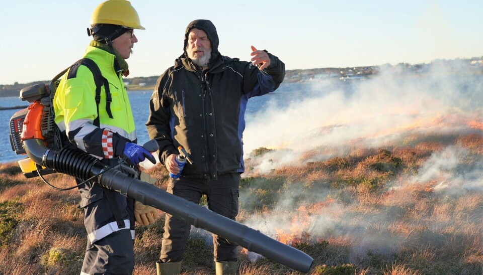 (F.V.) Steffan Plugge og Ove Melvin Bakken øvde på å slokke lyngbrann. (F.V.) Steffan Plugge og Ove Melvin Bakken øvde på å slokke lyngbrann.
