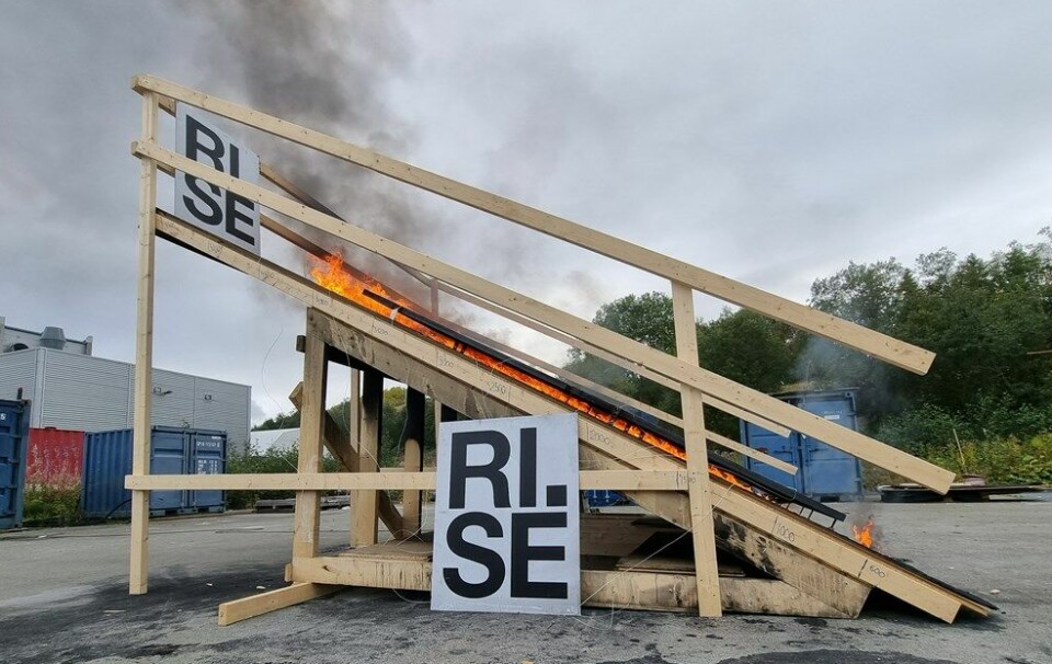 Bildet er fra et fullskalaforsøk hos RISE Fire Research og viser brannspredning på et tak med solcellepaneler.