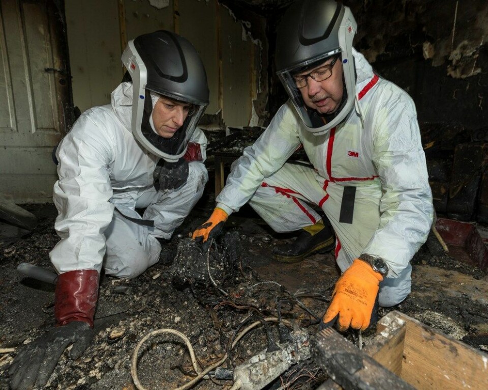 Jan Hanstveit (t.h.) i arbeid på en branntomt sammen med en kriminaltekniker fra politiet.
