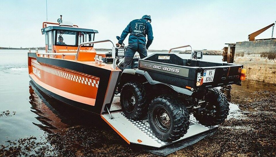 Hadsel brannvesen bruker brannbåt lastet med ATV for å komme seg frem mellom alle øyene i kommunen.