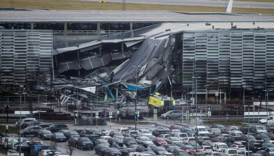 Deler av parkeringshuset raste sammen etter brannen på Stavanger lufthavn Sola i januar 2020.