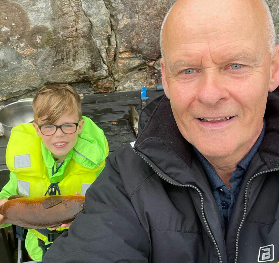 Leif Linde trives godt på hytta på Rossnes, som ligger på Radøy nord for Bergen. Her på fisketur med barnebarnet Håkon.