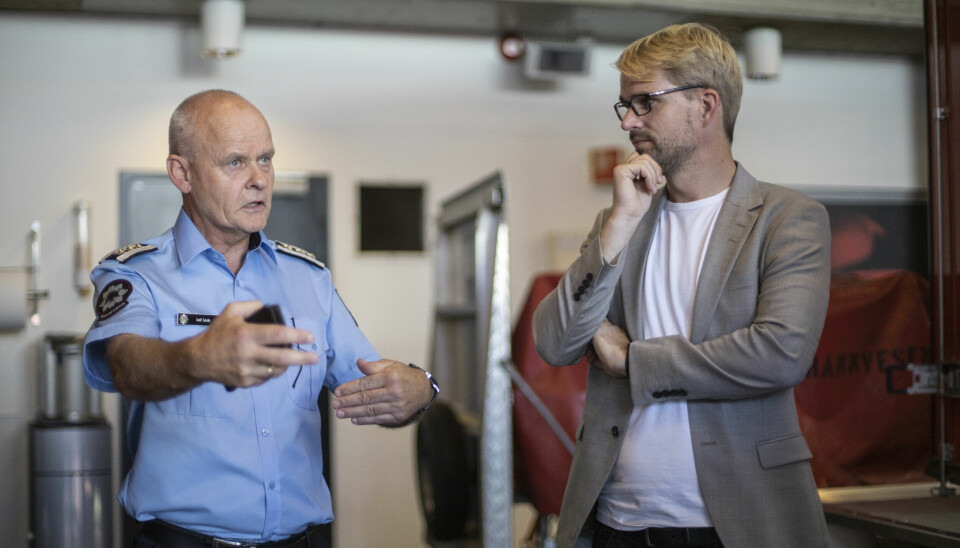 Bergen brannvesen samarbeider godt med byens politikere. Her er Leif Linde sammen med byrådsleder Roger Valhammer under et besøk på brannstasjonen.