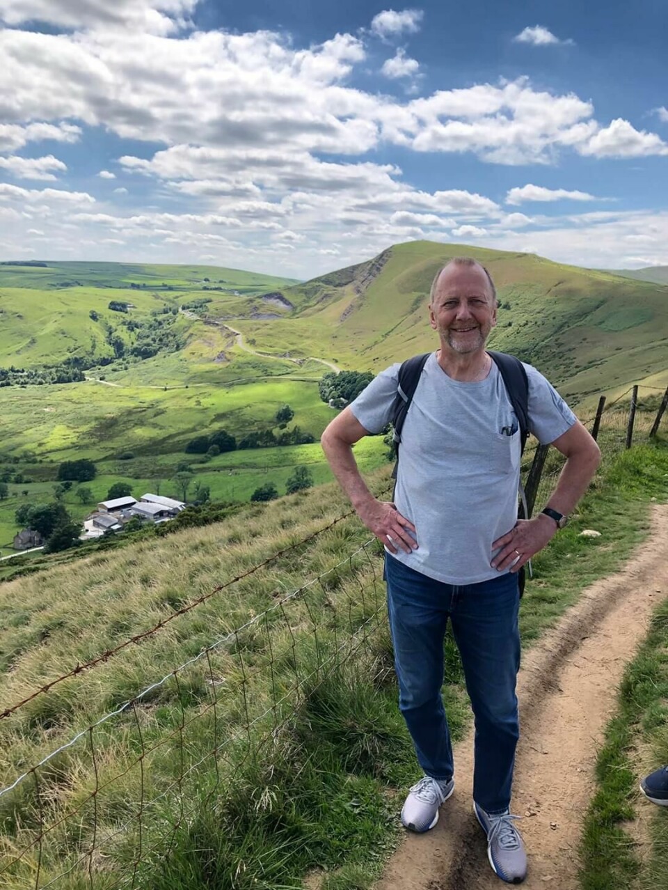 På fritiden elsker Tommy å gå i fjellet. Her er han på en av sine turer i Peak District, med Lose Hill og Greater Ridge i bakgrunnen.