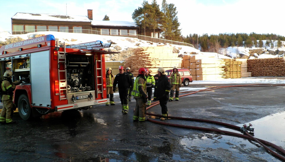 Her ser vi det lokale brannvesenet deltar i en øvelse på Bergene Holm avd. Nidarå i Åmli kommune.