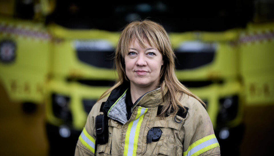 Vi møter Lill-Marit Overvik, som jobber som brannkonstabel, på sluppen hovedbrannstasjon i Trondheim. Her jobber hun også på 110-sentralen.Foto: Ole Martin Wold