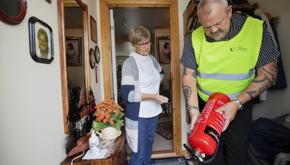 Frivillighetssentralen på Gran drar på hjemmebesøk til eldre med informasjon og praktisk hjelp til brannvern i hjemmet.