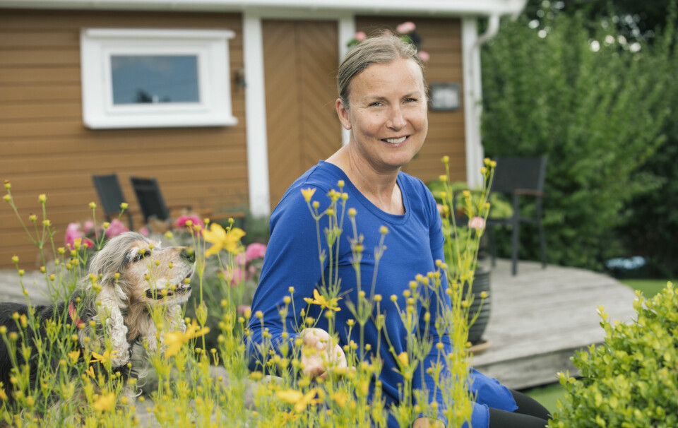 Elisabeth Aarsæther og ektemannen bor i Arendal, og hagen er en oase av blomster og vekster. – Jeg elsker å holde på med hagearbeid, sier hun.