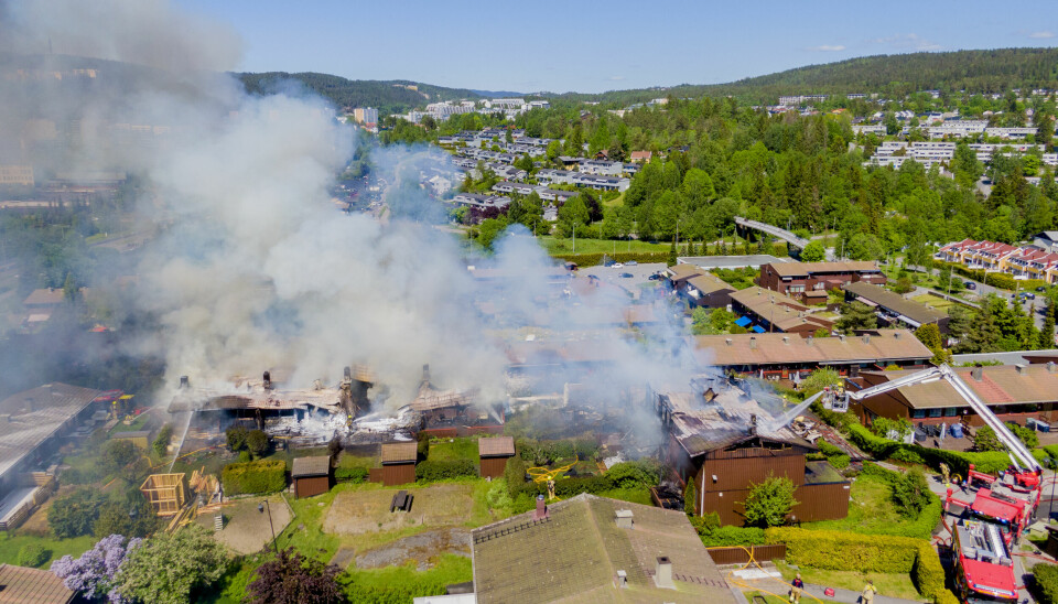 To rekker med til sammen åtte leiligheter ble totalskadd i brannen i Stigenga borettslag i fjor.