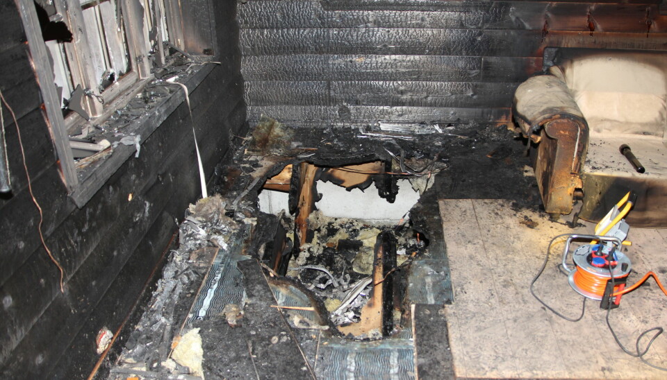 Bildet er fra en nyere hytte og viser resultatet av en brann som følge av tildekket gulv med varmefolie. Folien var lagt direkte under parkett (sandwichgulv).