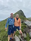 Janicke Larsen og ektemannen Lars Bucher-Johannessen er glade i fjellturer. Her er de på Rørsethornet i Misund kommune.