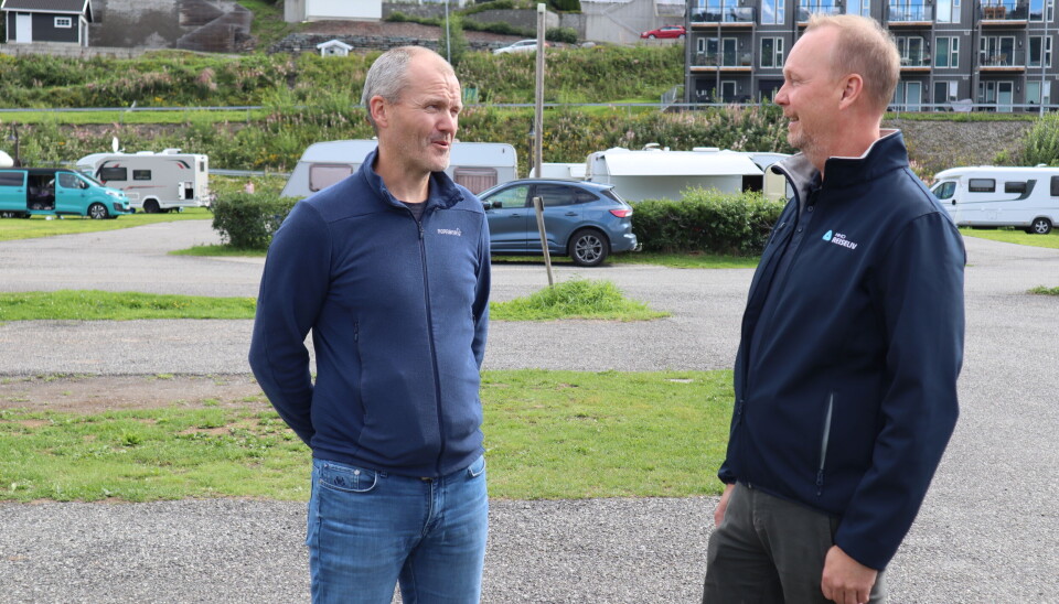 Både Stian Lunn og
Jarle Buseth mener de nye
reglene har bidratt til en
bedring, selv om det fortsatt
kan være en utfordring med
gjester som tar seg til rette. Bildet er av Stian Lunn og Jarle Buseth i samtale. I bakgrunnen er det biler, hytter campingkjøretøy og boliger.