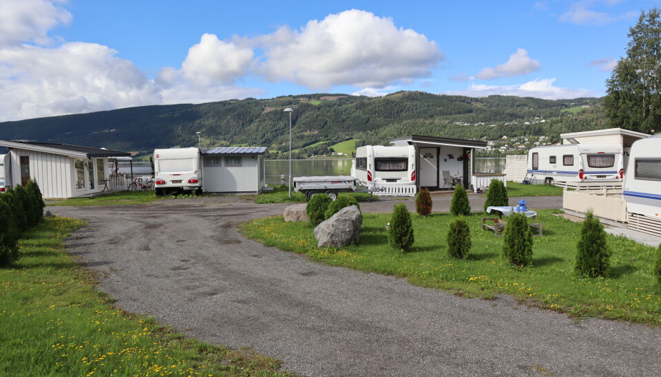 Det er god
avstand mellom
campingenhetene
ved Mjøsas bredd. De
har brukt 4,0 meter
som avstandskrav for
sesonggjestene også
før det nye regelverket kom. Bildet er av campingvogner og spikertelt med god avstand mellom dem.