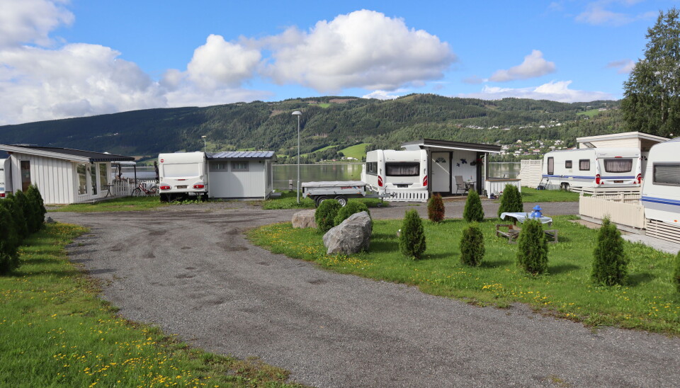 Bildet er av campingvogner og spikertelt med god avstand mellom dem.