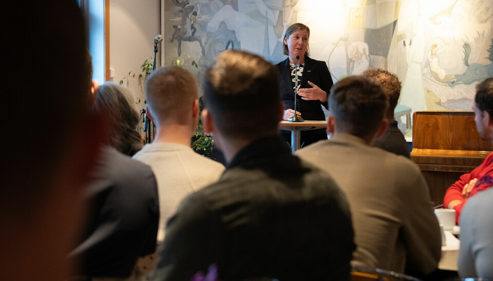Bildet er av DSB-direktør Elisabeth Aarsæther som står fremst i et rom, og snakker til en gruppe studenter som sitter og lytter.