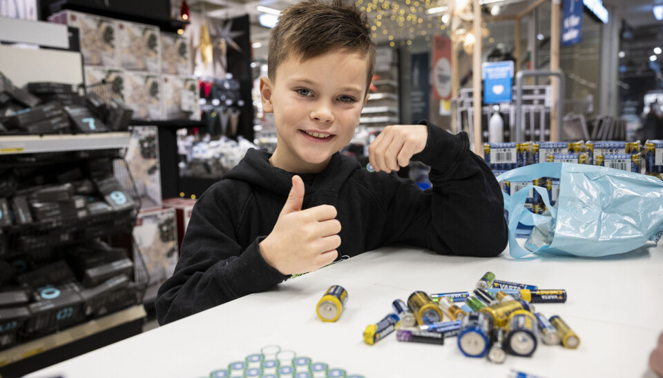 Ambassadør for Batterijakten, Chrisander Karlsen som selv går i 4A på Gamlegrendåsen skole, har vært med å samle inn brukte batterier.