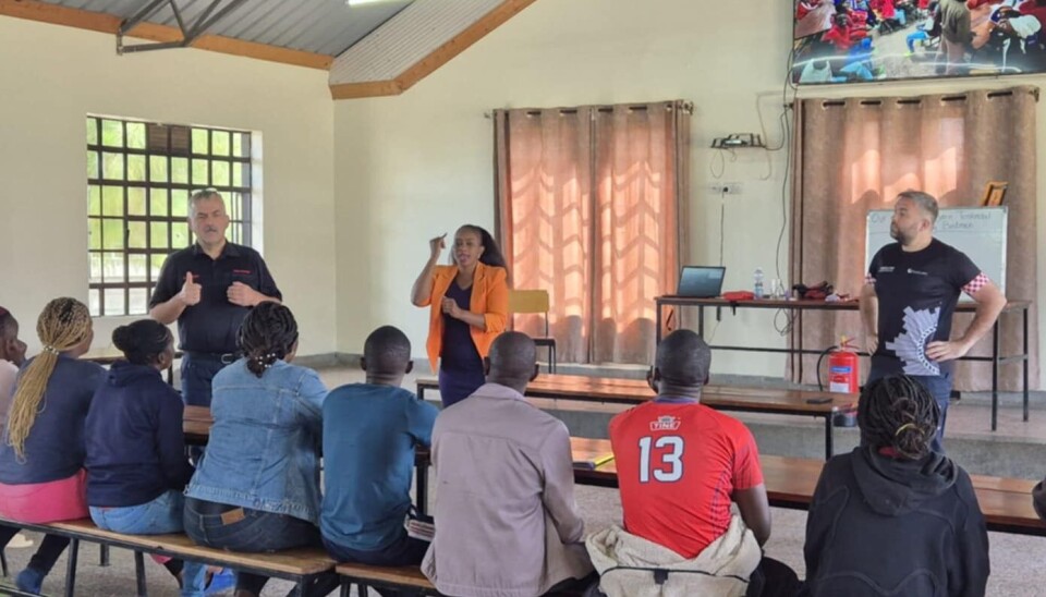 Dag Botnen (venstre) og Sigbjørn Toskedal er i Isinya for å bidra med brannforebygging. I midten er rektor ved skolen, Brenda. Foto: Privat
