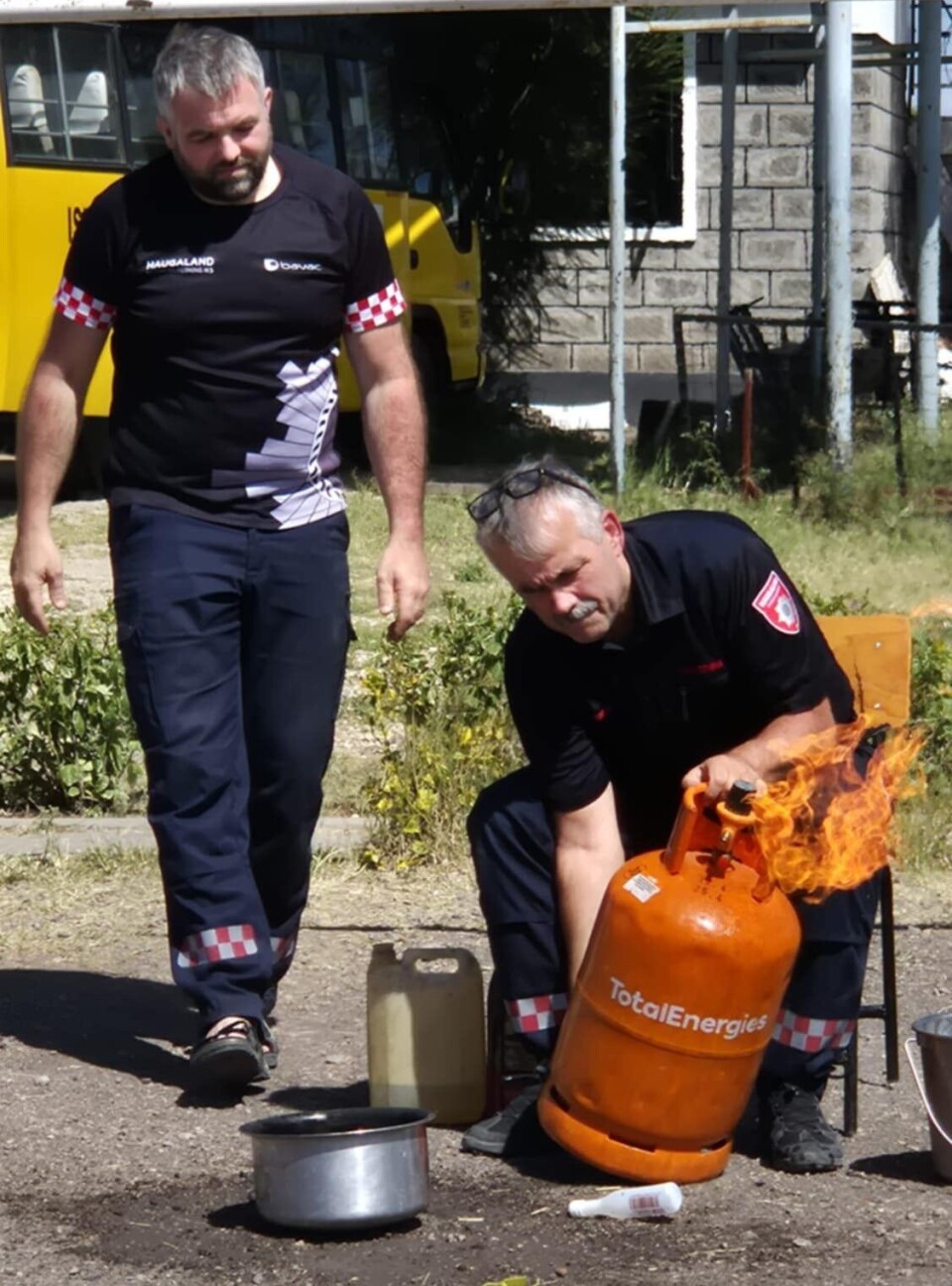 Toskedal og Botnen underviser på skolen. Foto: Privat