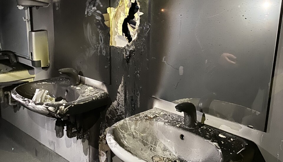 Håndvasker som bærer preg av forsøk på brannstiftelse.